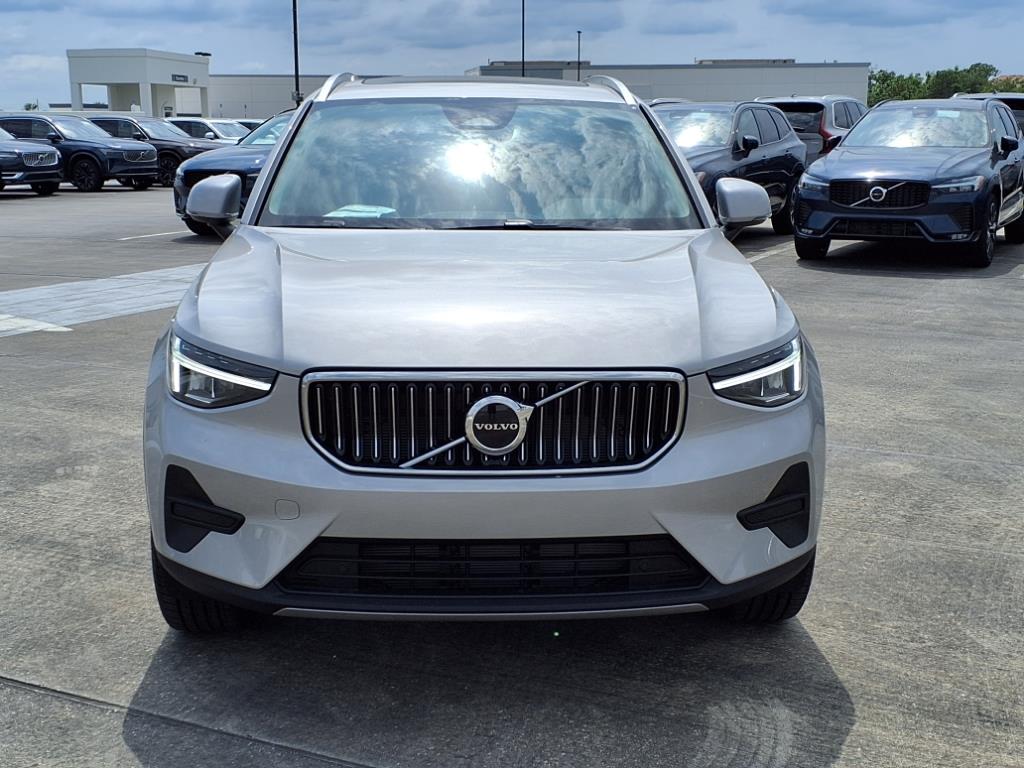 2025 Volvo XC40 Core photo 2