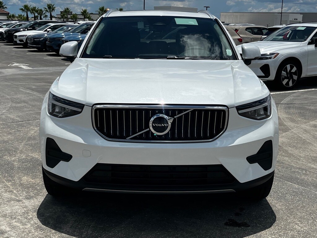 2025 Volvo XC40 Core photo 2
