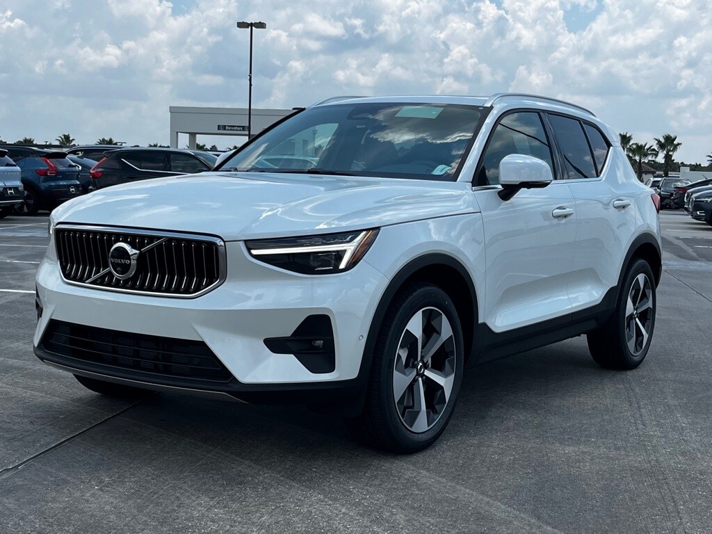 2025 Volvo XC40 Plus photo 3