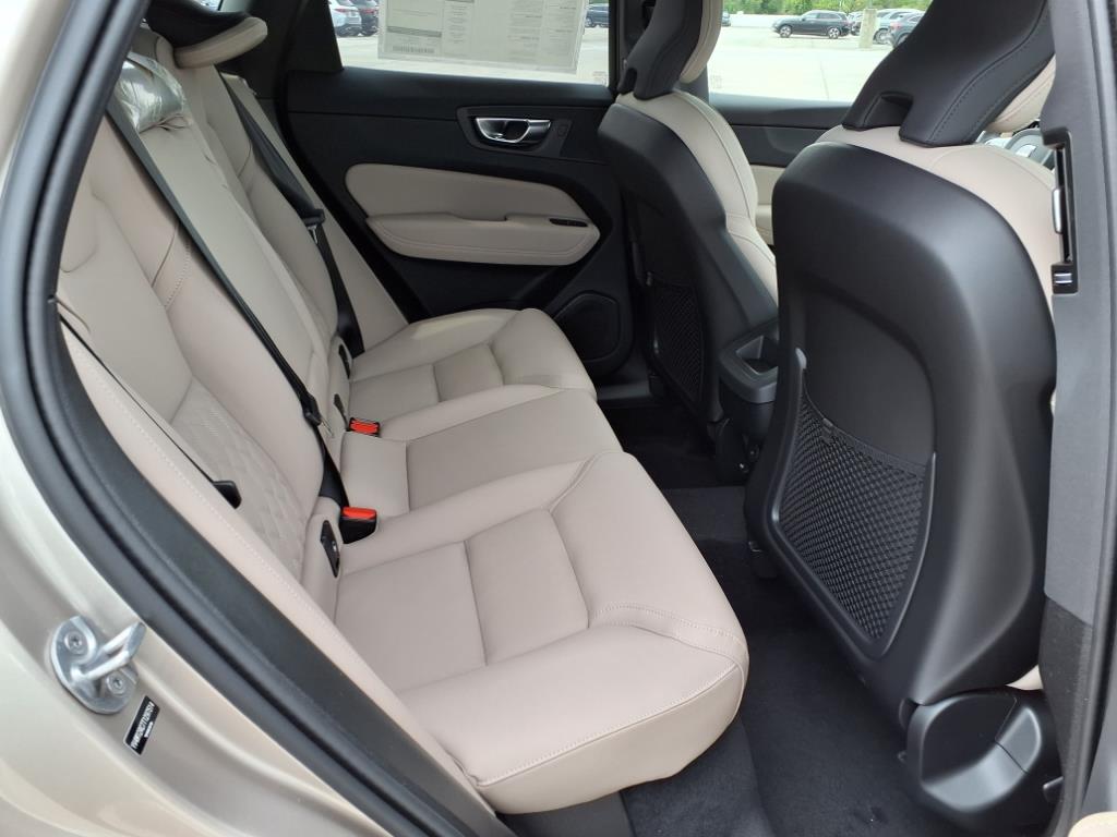 2026 Volvo XC60 Plus - Photo 10