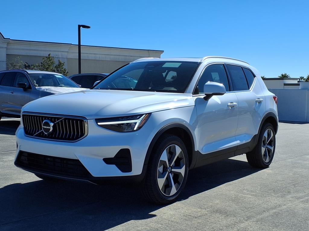 2025 Volvo XC40 Core photo 3