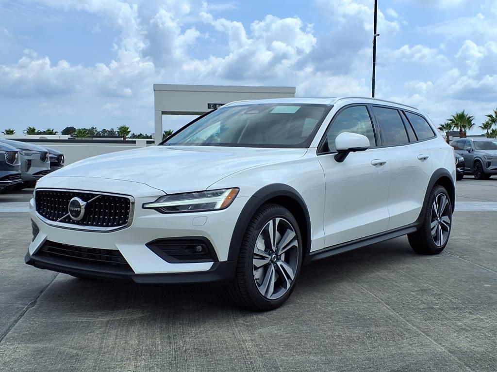 2025 Volvo V60 Cross Country B5 Plus photo 2