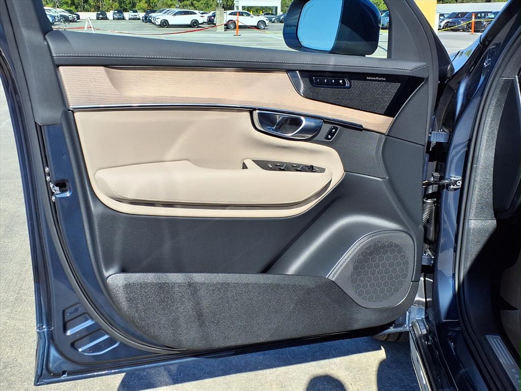 2026 Volvo XC90 Plus - Photo 14