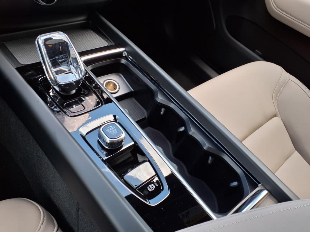 2026 Volvo XC60 Plus - Photo 14
