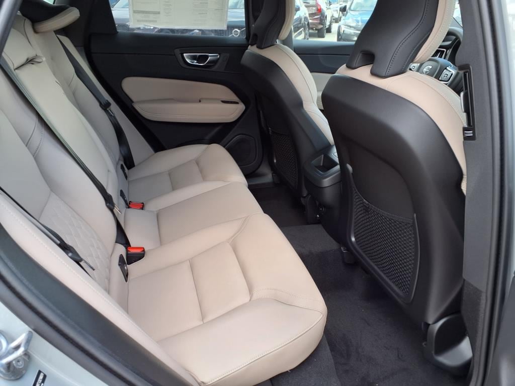 2026 Volvo XC60 Plus - Photo 10