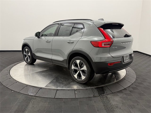 2026 Volvo XC40 Plus photo 4