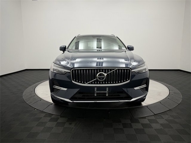 2023 Volvo XC60 B5 Plus photo 2