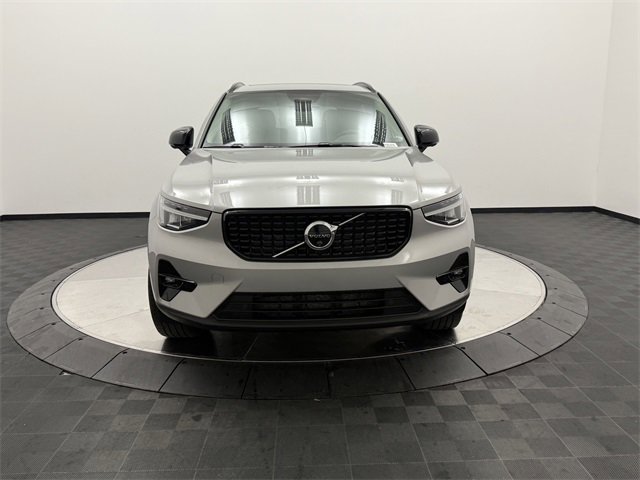 2025 Volvo XC40 AWD Plus photo 2