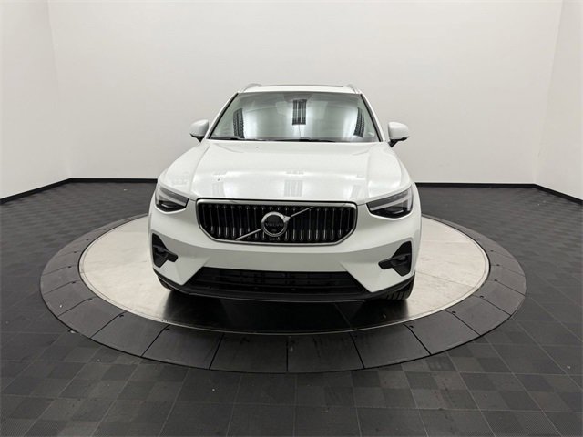 2025 Volvo XC40 Plus photo 2