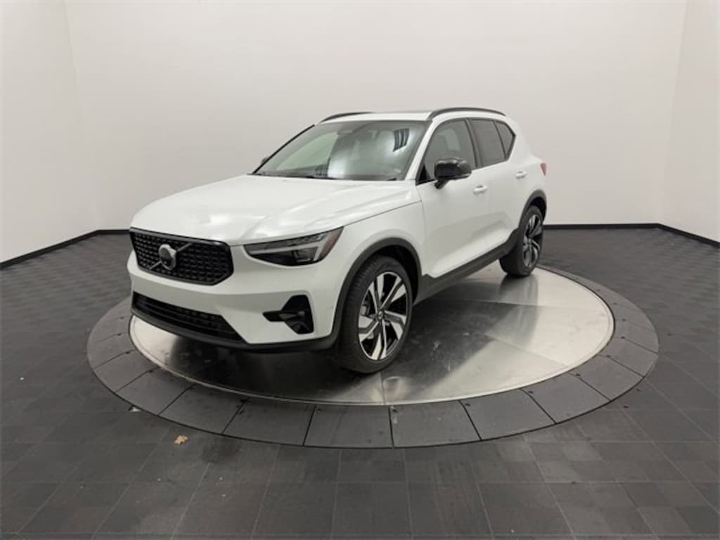 New 2025 Volvo XC40 B5 Plus Dark Theme SUV