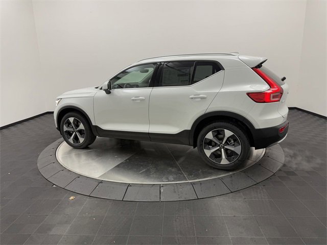 2025 Volvo XC40 Core photo 4