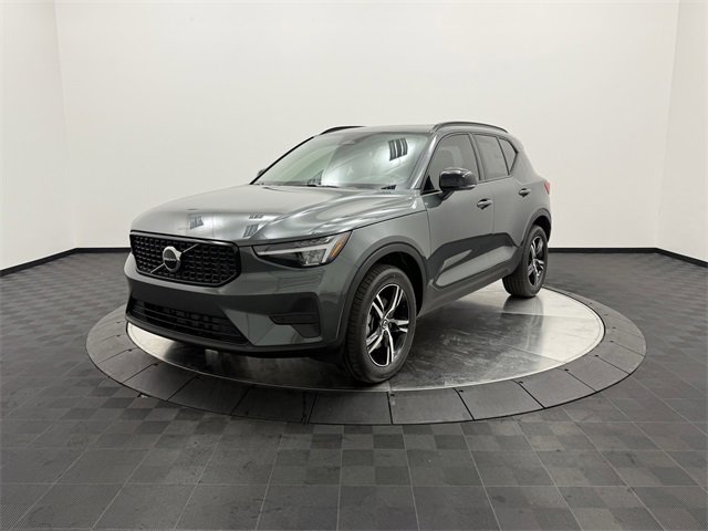 2026 Volvo XC40 Core photo 2