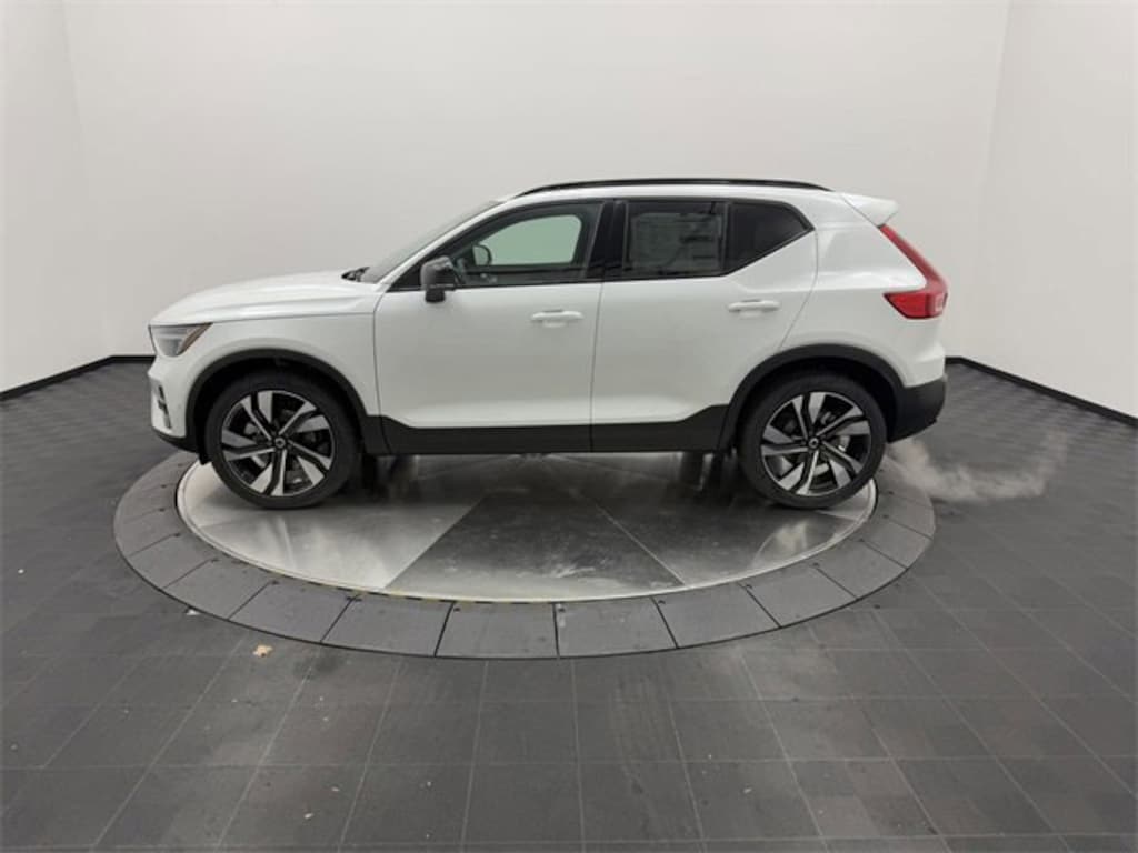 New 2025 Volvo XC40 B5 Plus Dark Theme SUV