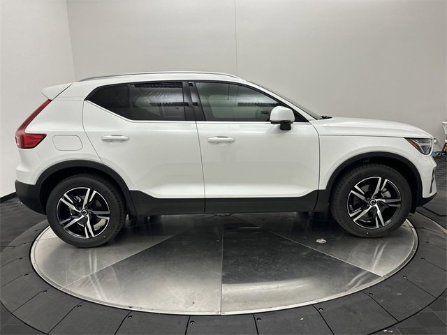 2025 Volvo XC40 Core photo 2