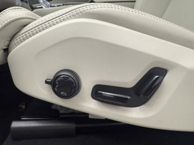 2026 Volvo XC90 Ultra - Photo 16