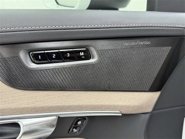 2026 Volvo XC90 Plus - Photo 12