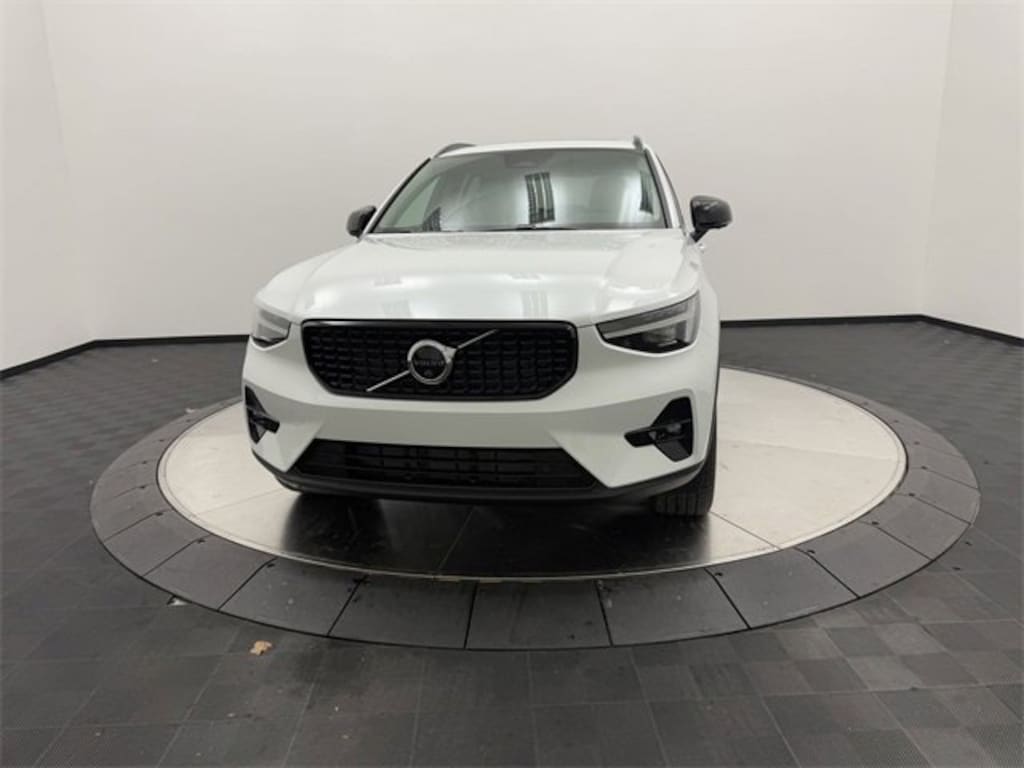 New 2025 Volvo XC40 B5 Plus Dark Theme SUV