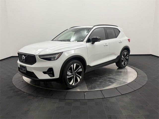 2025 Volvo XC40 AWD Plus photo 2