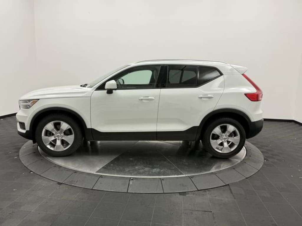 Used 2020 Volvo XC40 Momentum SUV