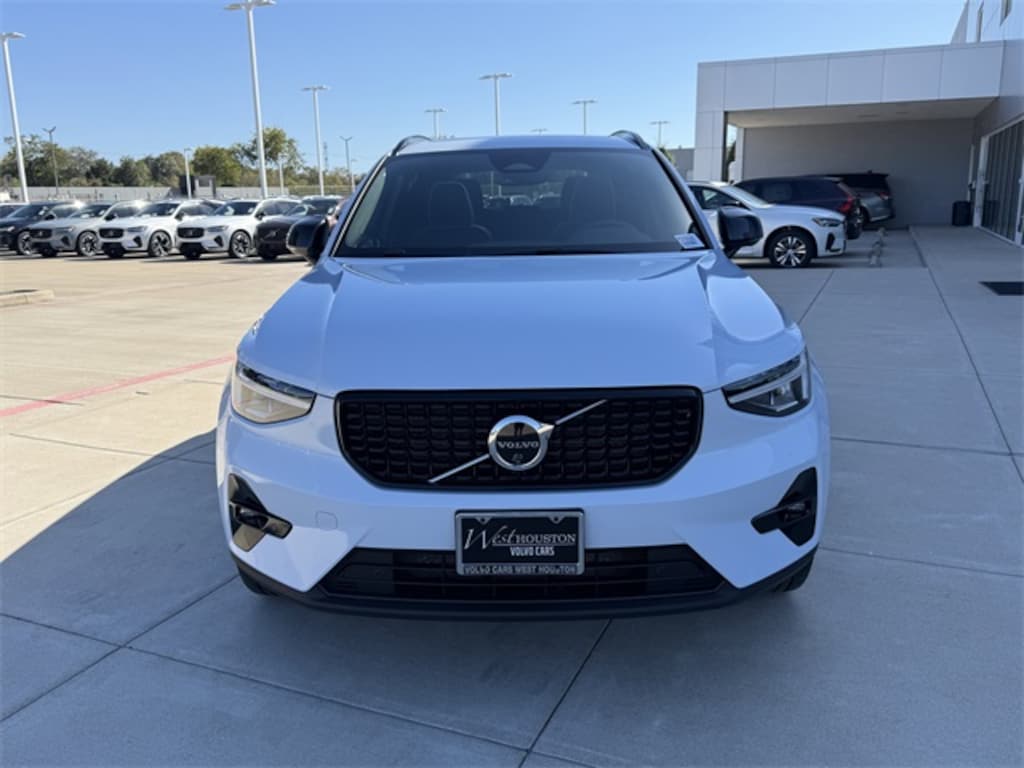 Certified 2025 Volvo XC40 B5 Plus Dark Theme SUV