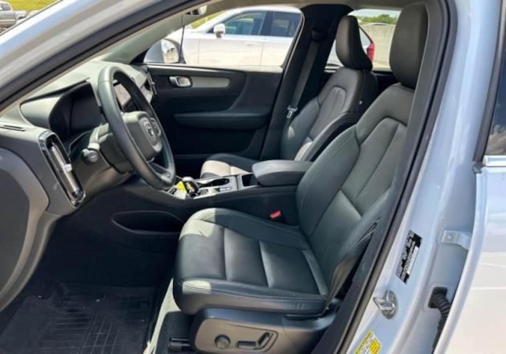 Certified 2024 Volvo XC40 B5 Core SUV