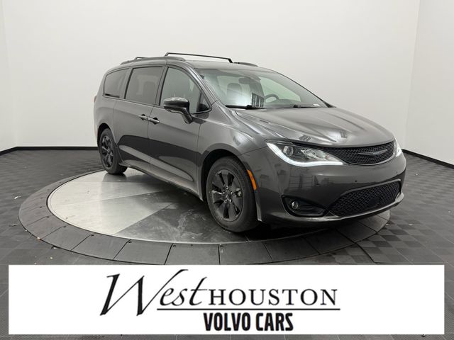 2020 Chrysler Pacifica Hybrid Limited's photo