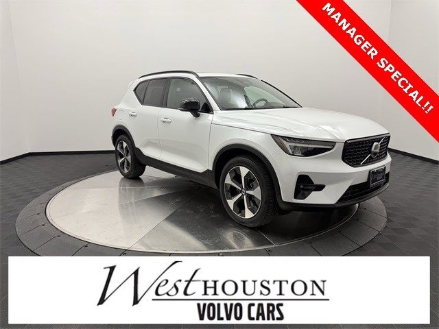 2023 Volvo XC40 B5 AWD Plus Dark Theme
