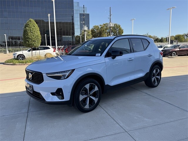 2025 Volvo XC40 Plus photo 3