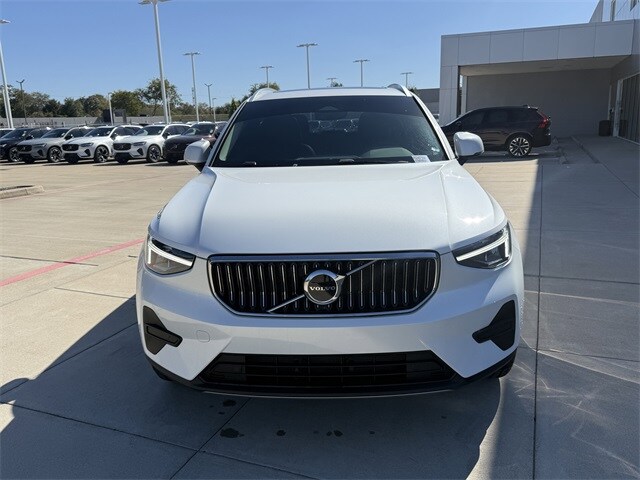 2025 Volvo XC40 Core photo 2