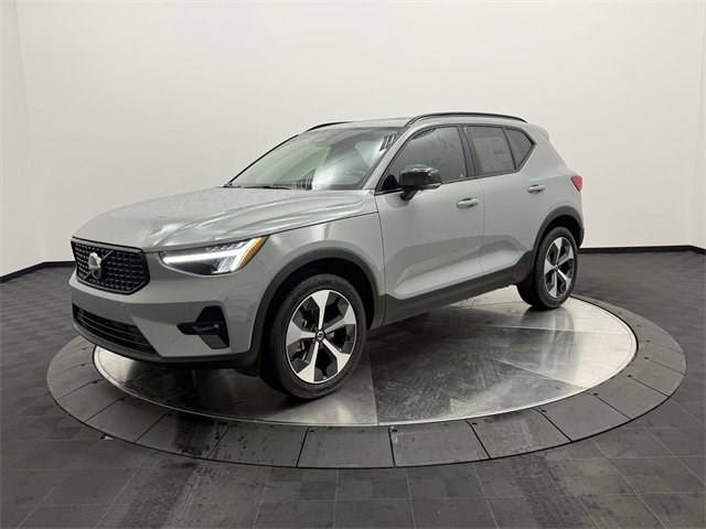 2026 Volvo XC40 Plus photo 2