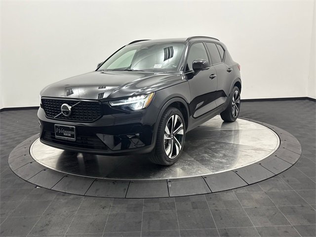 2025 Volvo XC40 AWD Plus photo 2