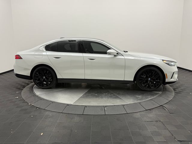 2025 BMW 5 Series 540i - Photo 9
