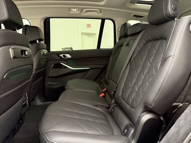 2025 BMW X7 40i - Photo 24