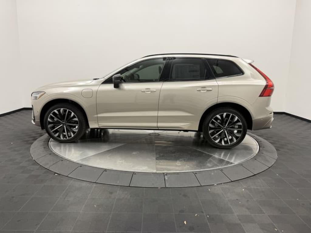 New 2026 Volvo XC60 plug-in hybrid T8 Ultra SUV