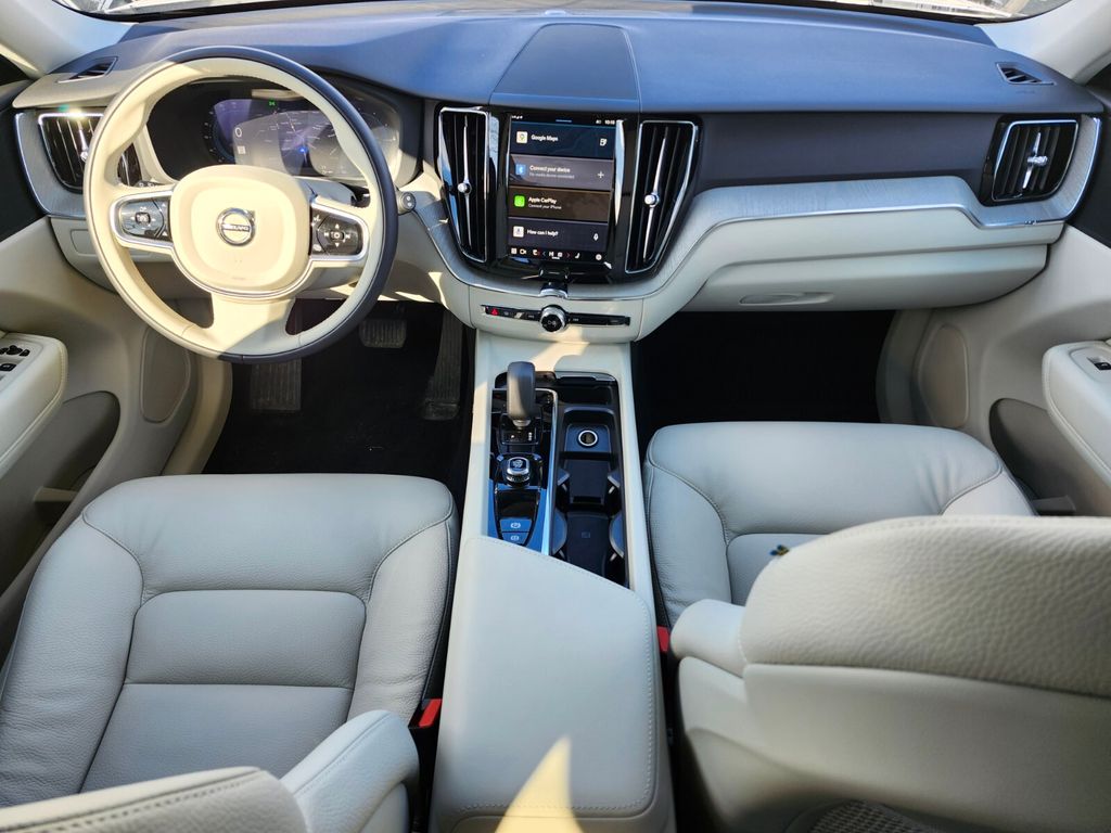 2025 Volvo XC60 Plus - Photo 10