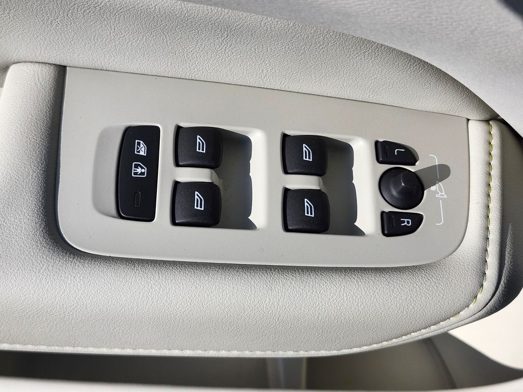 2025 Volvo XC60 Plus - Photo 15