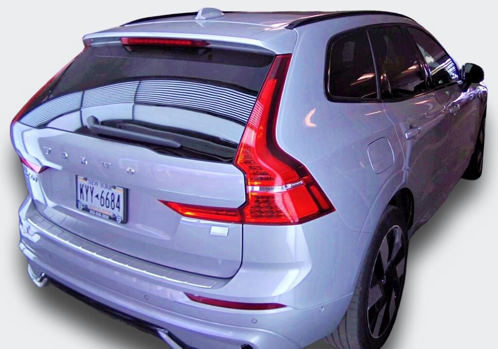 2023 Volvo XC60 Recharge Hybrid Ultimate photo 2