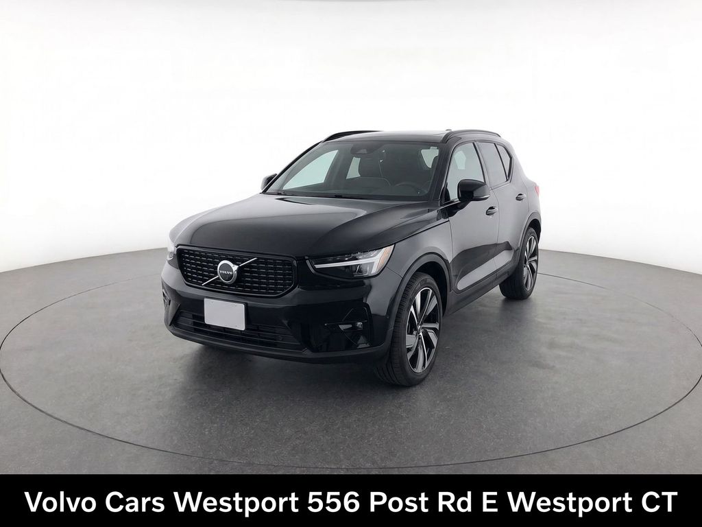 2023 Volvo XC40 B5 Plus Dark AWD's photo