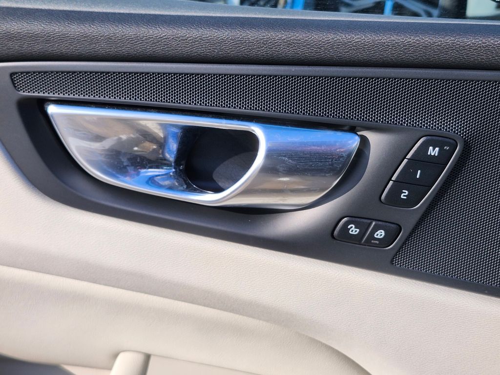 2025 Volvo XC60 Plus - Photo 16