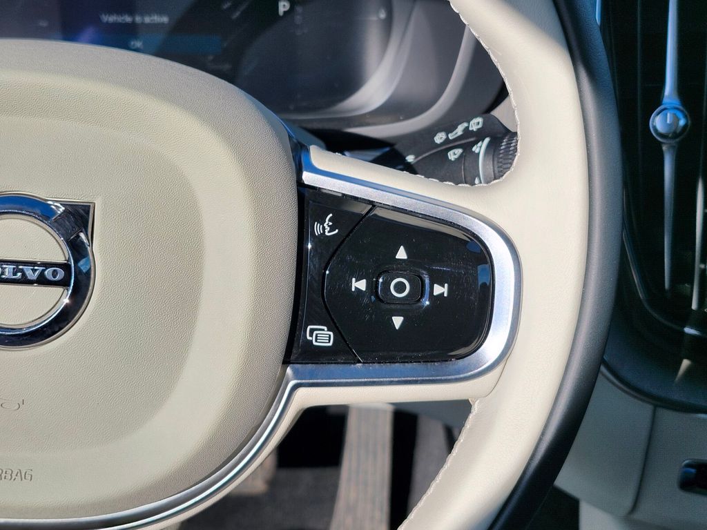 2025 Volvo XC60 Plus - Photo 28