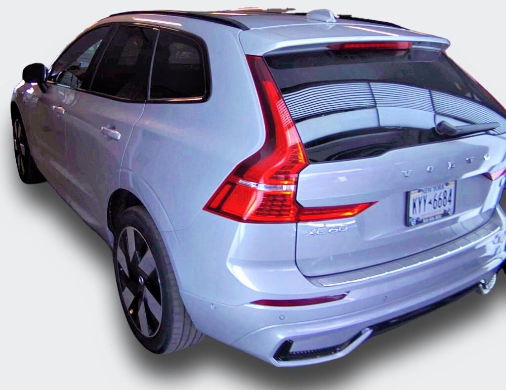 2023 Volvo XC60 Recharge Hybrid Ultimate photo 3