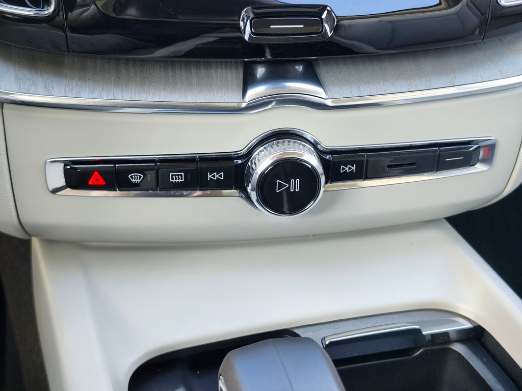2025 Volvo XC60 Plus - Photo 23