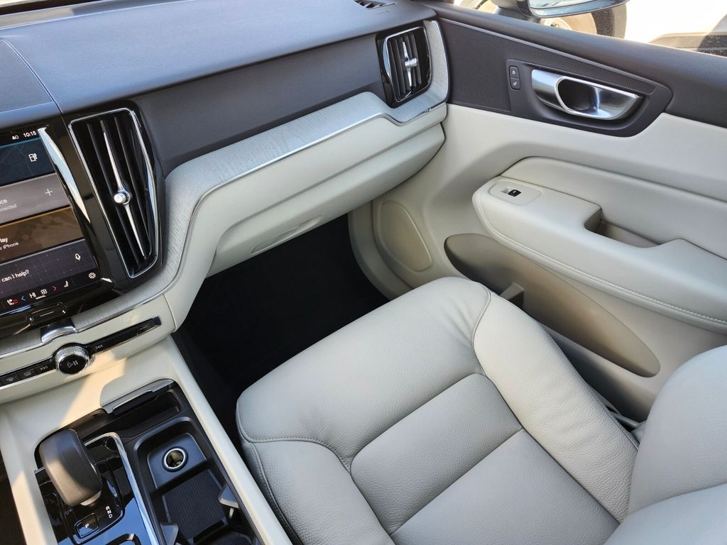 2025 Volvo XC60 Plus - Photo 13