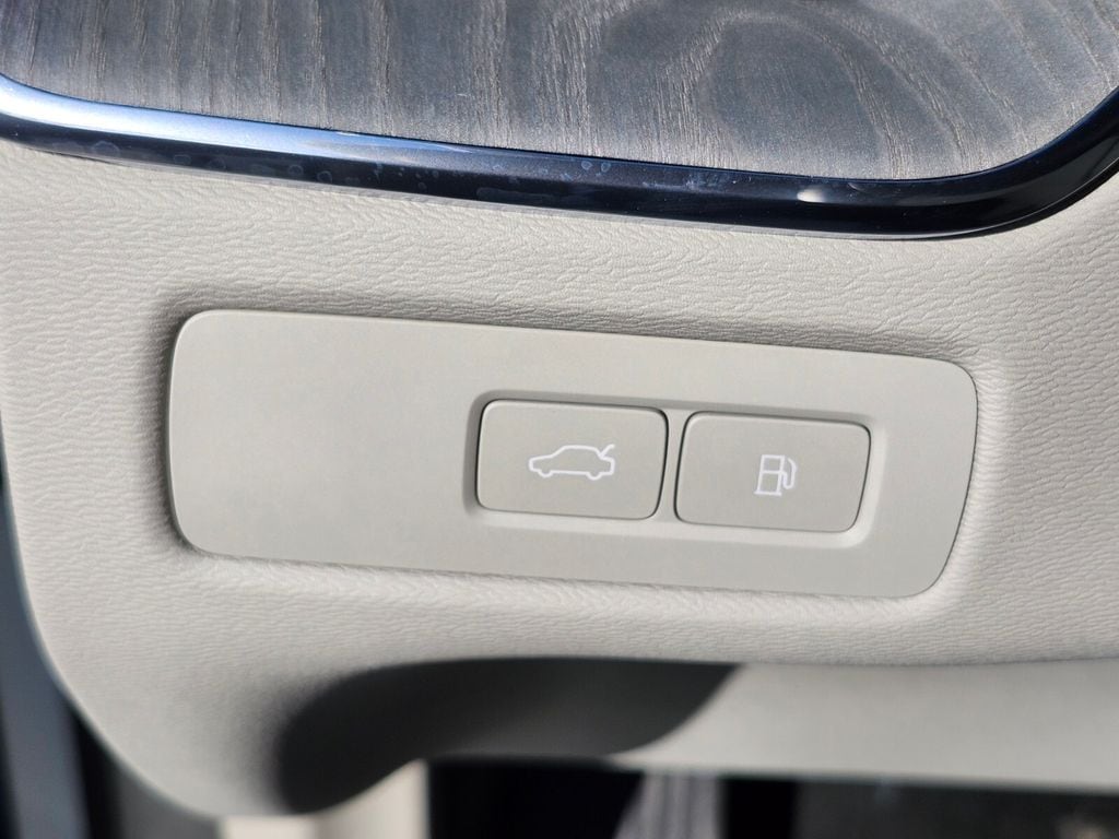 2025 Volvo XC60 Plus - Photo 24