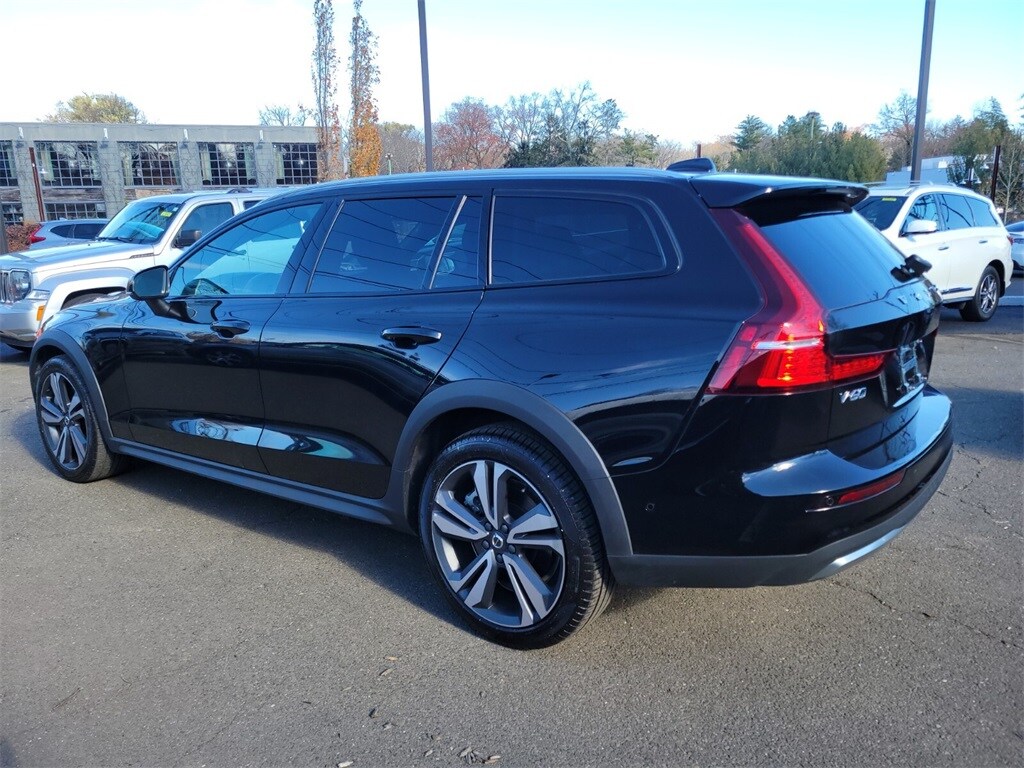 2025 Volvo V60 Plus photo 2