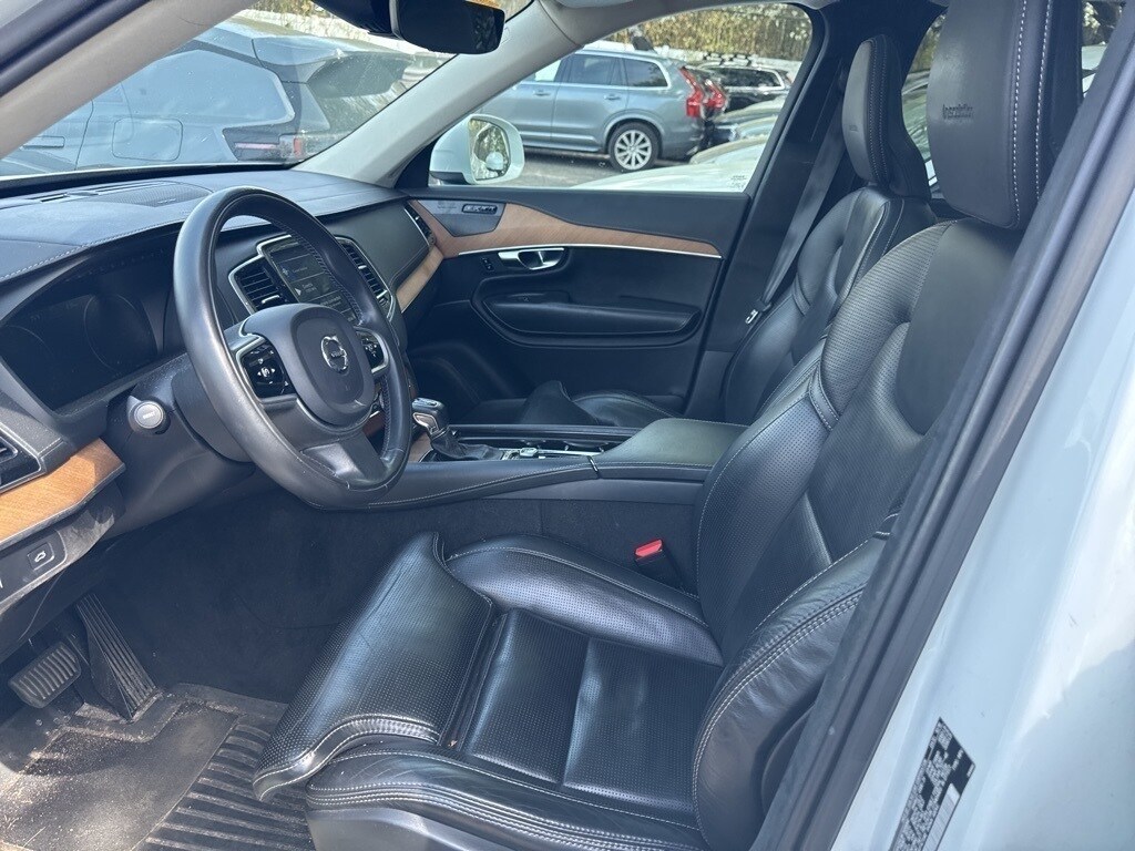 2025 Volvo XC60 T8 Plus photo 2