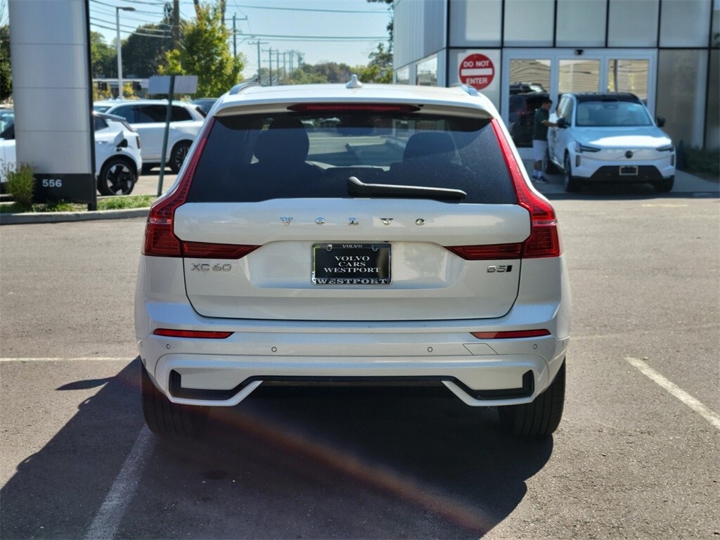2025 Volvo XC60 B5 Plus photo 4