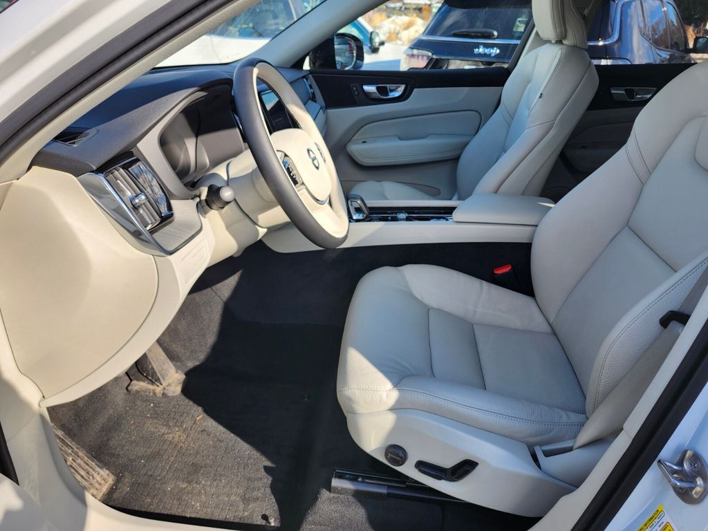 2025 Volvo XC60 Plus - Photo 17