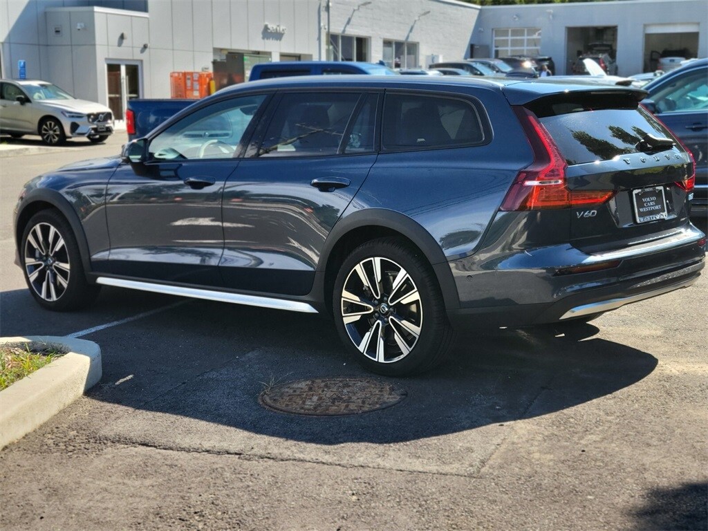 2024 Volvo V60 Cross Country B5 Ultimate photo 3