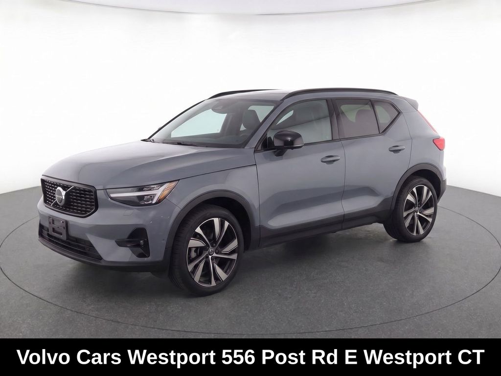 2023 Volvo XC40 B5 Plus Dark AWD's photo